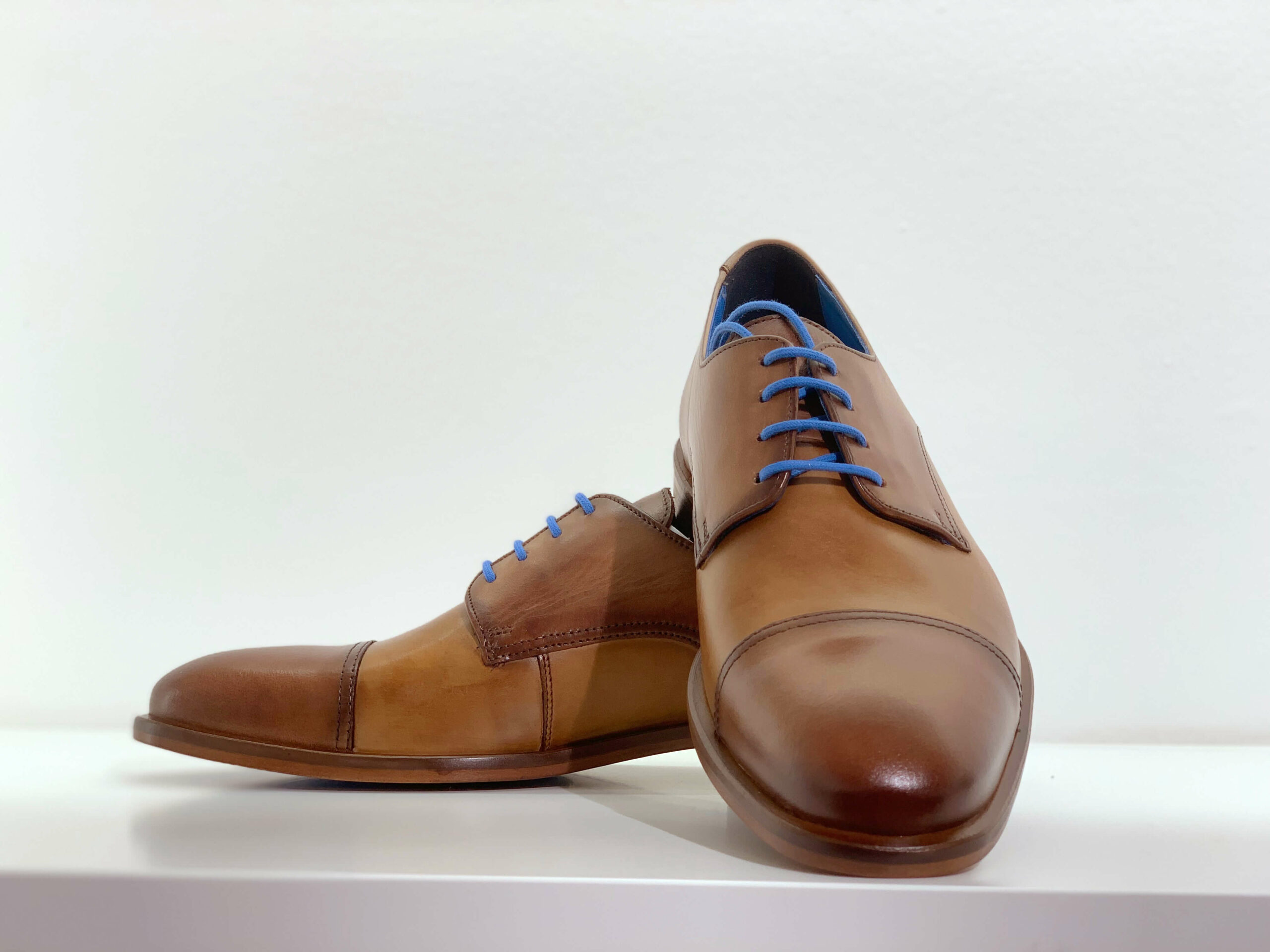 braune Leder Schuhe mit blauen Schnürsenkel